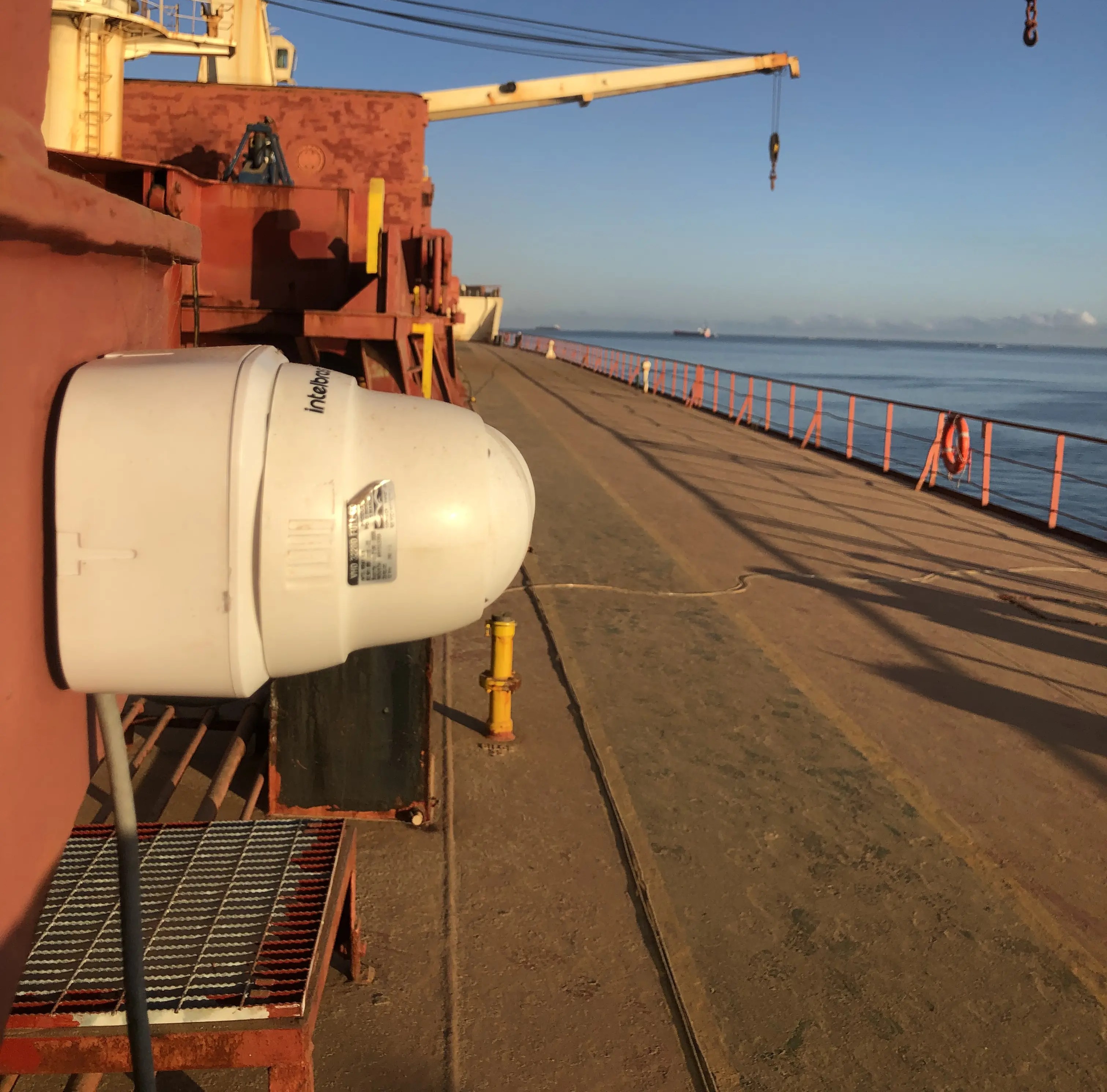 Câmera de segurança instalada no convés de um navio