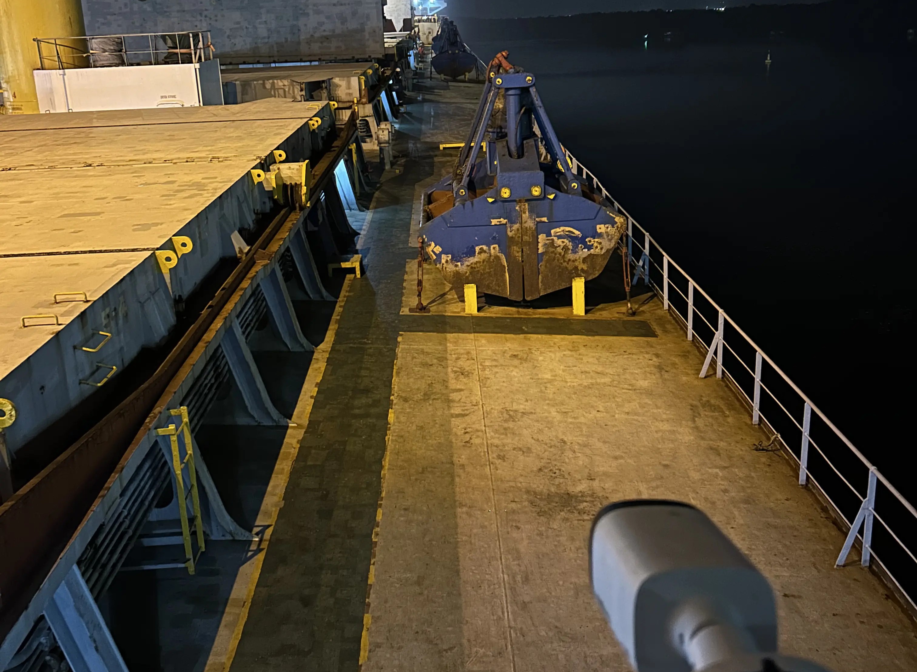 Câmera monitorando convés de navio à noite